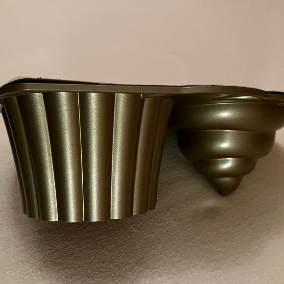 Nordic Ware ~ Williams-Sonoma ~ The Great Cupcake Pan - Picture 3 of 4